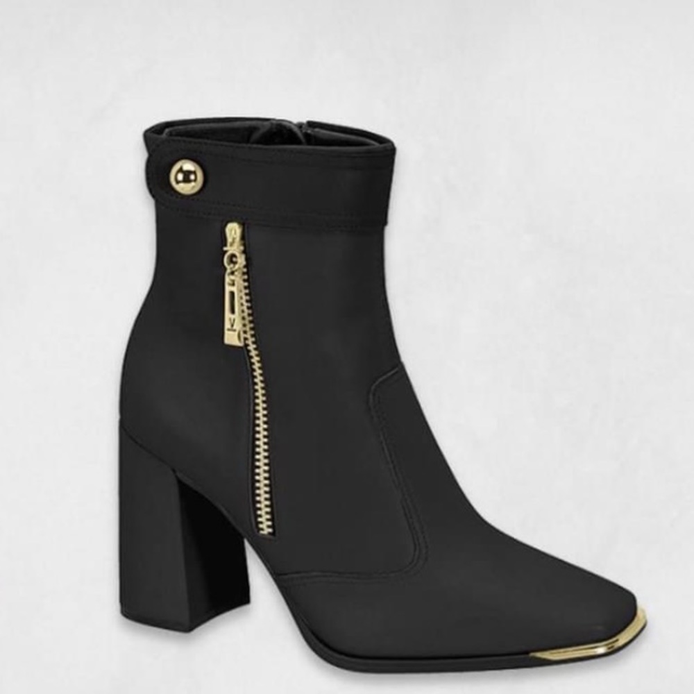 Vizzano Boots in Black color so beautiful 🤩